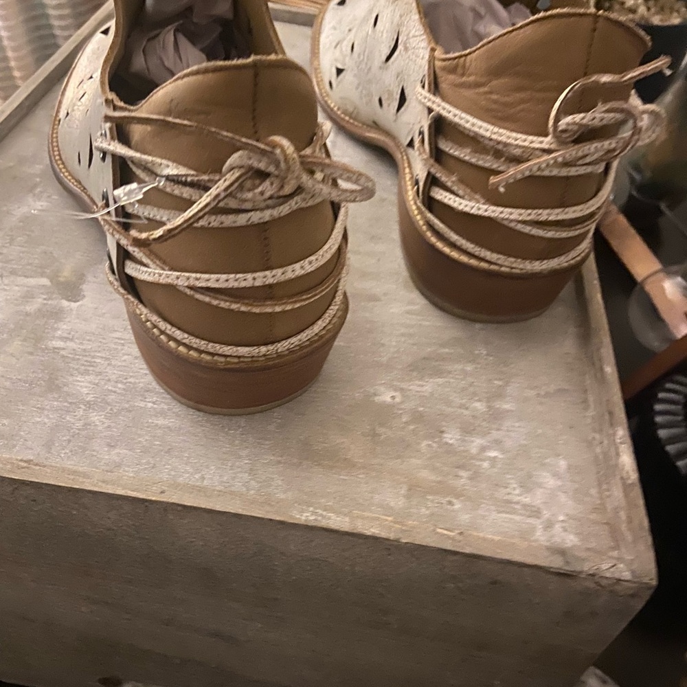 Musse & Cloud Cream Cutout Ankle Booties - Picture 4 of 6
